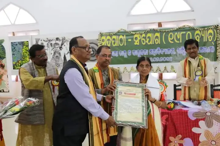 Basanta Kumari Samanta receiving the Asima honour from Tata Steel