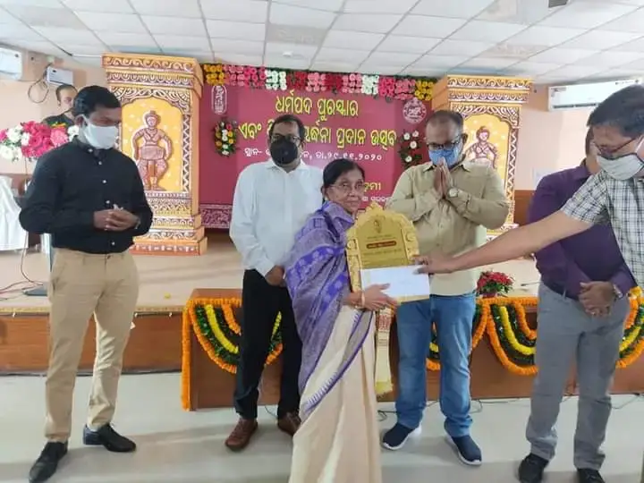 Basanta Kumari Samanta receiving the Jugalabandi honour from The Samaj